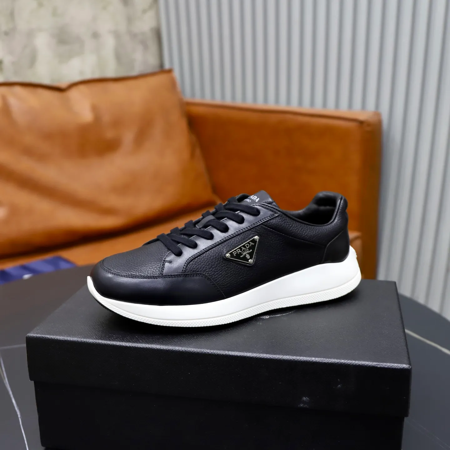 Factory price: 740💰Top original order Brand: PRADA (Prada) Standard code: Men's size 38/44 (45 can be customized) Grade: Same as the official website Material: Original cowhide stitching imported cowhide lining Original combination two-color wear-resistant soft outsole Style category: Leisure and sports version Young fashion European and American trend British style Color: Real picture color